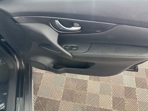 Used 2019 Nissan Rogue S w/ Special Edition Package FWD image 19