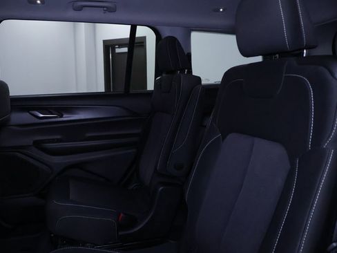 Used 2023 Jeep Grand Cherokee L Laredo image 16