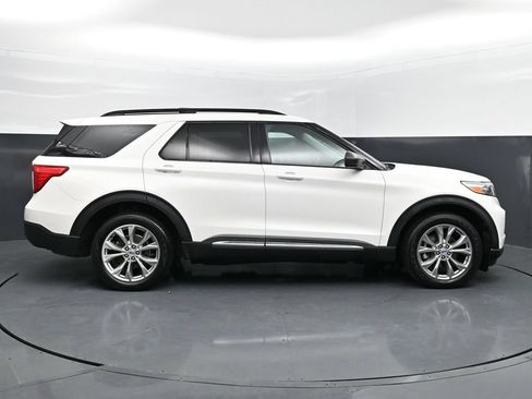 Used 2023 Ford Explorer XLT w/ Equipment Group 202A AWD/4WD image 9