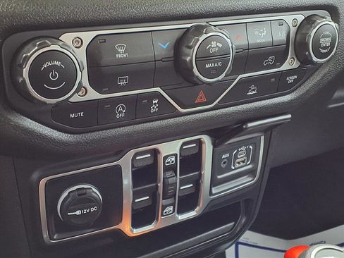 Used 2025 Jeep Gladiator Sport image 8