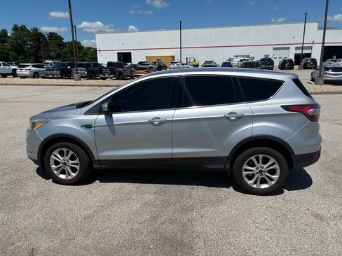 Used 2017 Ford Escape SE FWD image 2