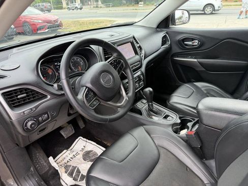 Used 2019 Jeep Cherokee Latitude Plus w/ Comfort/Convenience Group FWD image 11
