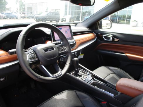 Used 2024 Jeep Compass Limited w/ Elite Group AWD/4WD image 9