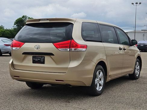 Used 2012 Toyota Sienna FWD image 5