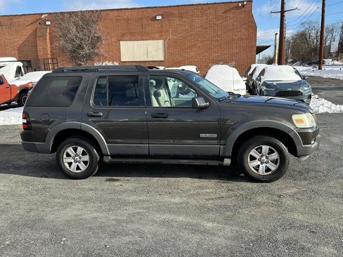 Used 2006 Ford Explorer XLT image 9