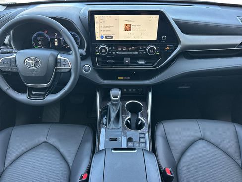 Certified 2026 Toyota Highlander Limited AWD/4WD image 13