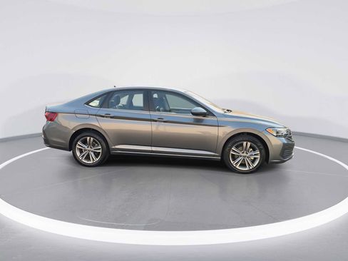 Used 2024 Volkswagen Jetta SE FWD image 9