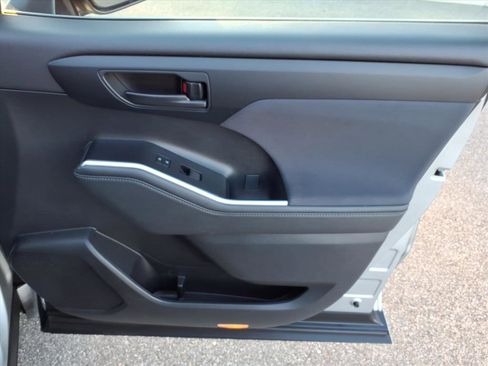 Used 2023 Toyota Highlander LE image 17