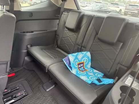 Used 2024 Volkswagen Atlas SE w/ Panoramic Sunroof Package image 11