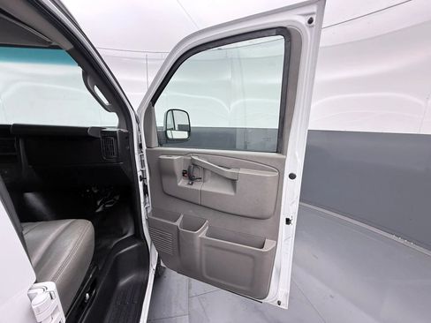 Used 2018 Chevrolet Express 3500 RWD image 9