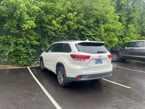 Used 2017 Toyota Highlander XLE FWD image 3