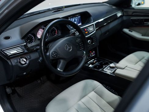 Used 2010 Mercedes-Benz E 550 4MATIC Sedan image 32