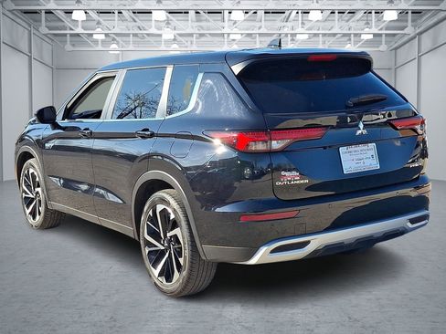 Used 2024 Mitsubishi Outlander SE image 3