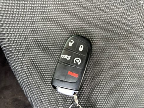 Used 2018 Dodge Charger R/T w/ Navigation & Travel Group image 28