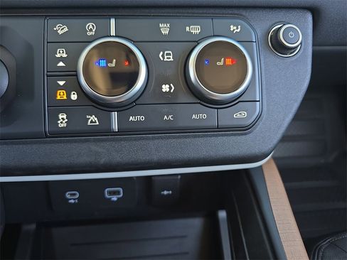 Certified 2023 Land Rover Defender 130 X-Dynamic SE image 25