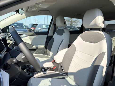 New 2026 Volkswagen Taos SE FWD image 12