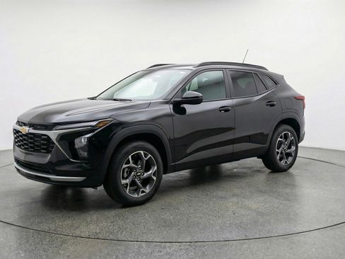 Used 2025 Chevrolet Trax LT w/ LT Convenience Package FWD image 3