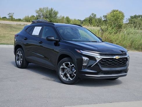 Used 2026 Chevrolet Trax LT FWD image 1