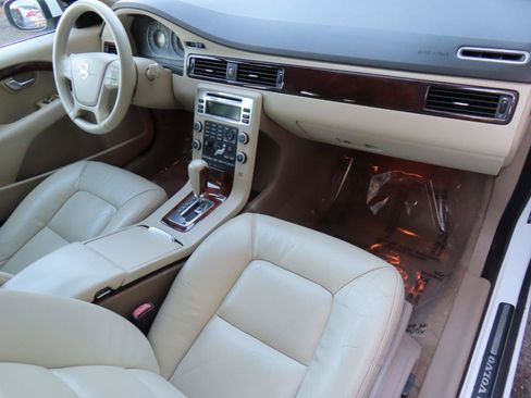 Used 2010 Volvo V70 FWD image 20