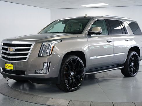 Used 2018 Cadillac Escalade Premium Luxury image 5