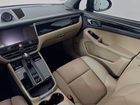 Certified 2026 Porsche Macan AWD/4WD image 25