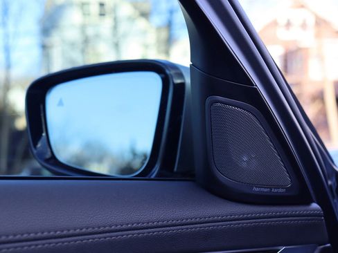 Used 2022 BMW 750i xDrive w/ M Sport Package image 24