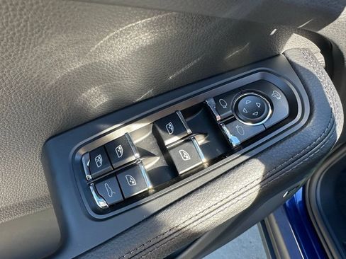 Used 2026 Porsche Macan AWD/4WD image 41
