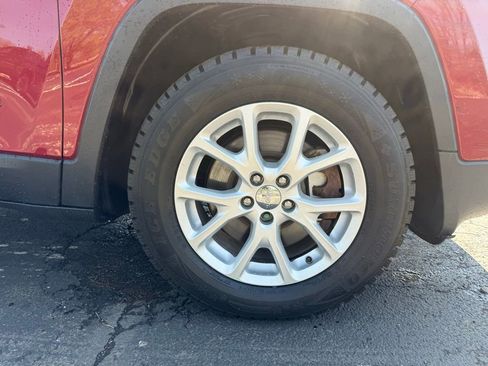 Used 2017 Jeep Cherokee Latitude w/ Cold Weather Group AWD/4WD image 50