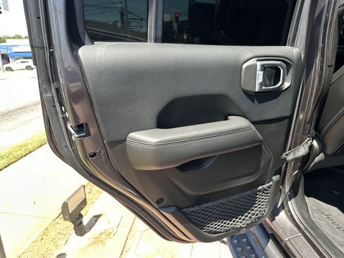 Used 2018 Jeep Wrangler Unlimited Sahara AWD/4WD image 23