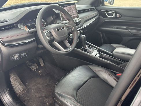 Used 2025 Jeep Compass Trailhawk image 13