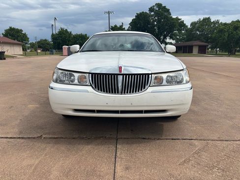 Used 1999 Lincoln Town Car Executive RWD image 5