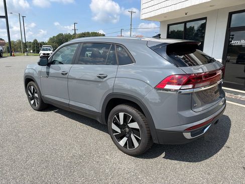 Used 2025 Volkswagen Atlas Cross Sport SE FWD image 6