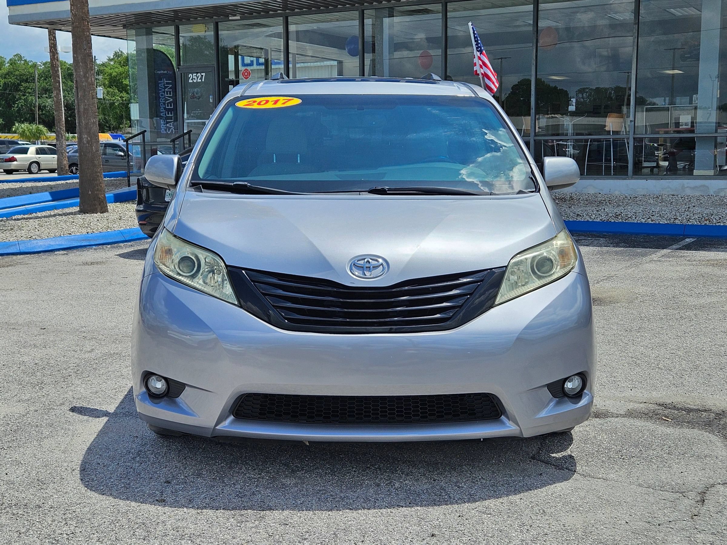 Used 2017 Toyota Sienna XLE AWD/4WD image 2
