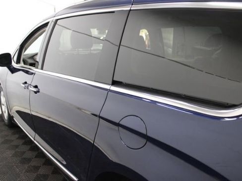 Used 2017 Chrysler Pacifica Touring-L Plus image 9