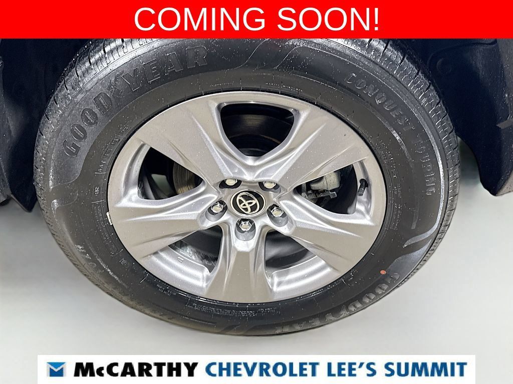 Used 2025 Toyota RAV4 XLE AWD/4WD image 5