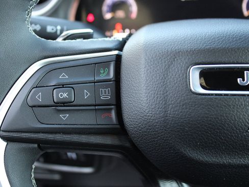 Certified 2024 Jeep Grand Cherokee Altitude image 16