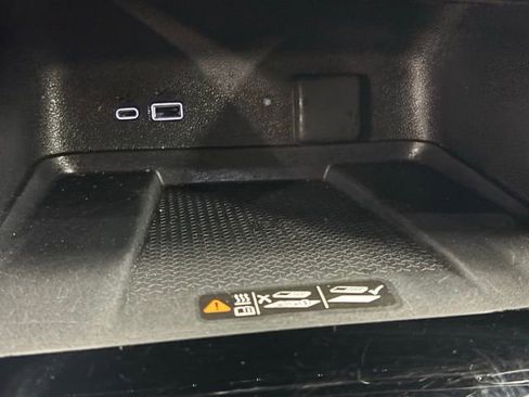 Used 2025 Chevrolet Traverse LT image 33