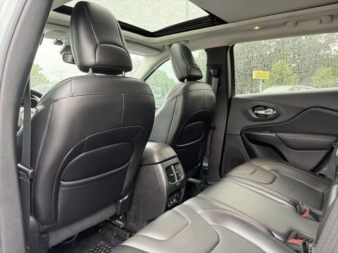 Used 2019 Jeep Cherokee Trailhawk AWD/4WD image 12