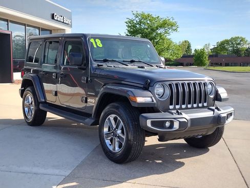 Used 2018 Jeep Wrangler Unlimited Sahara w/ Uconnect 4C Nav & Sound Group AWD/4WD image 3