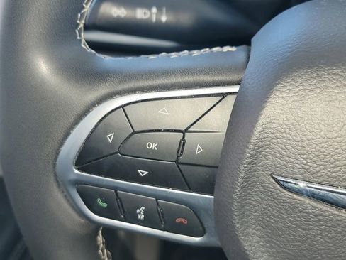 Used 2023 Chrysler Pacifica Touring-L FWD image 17