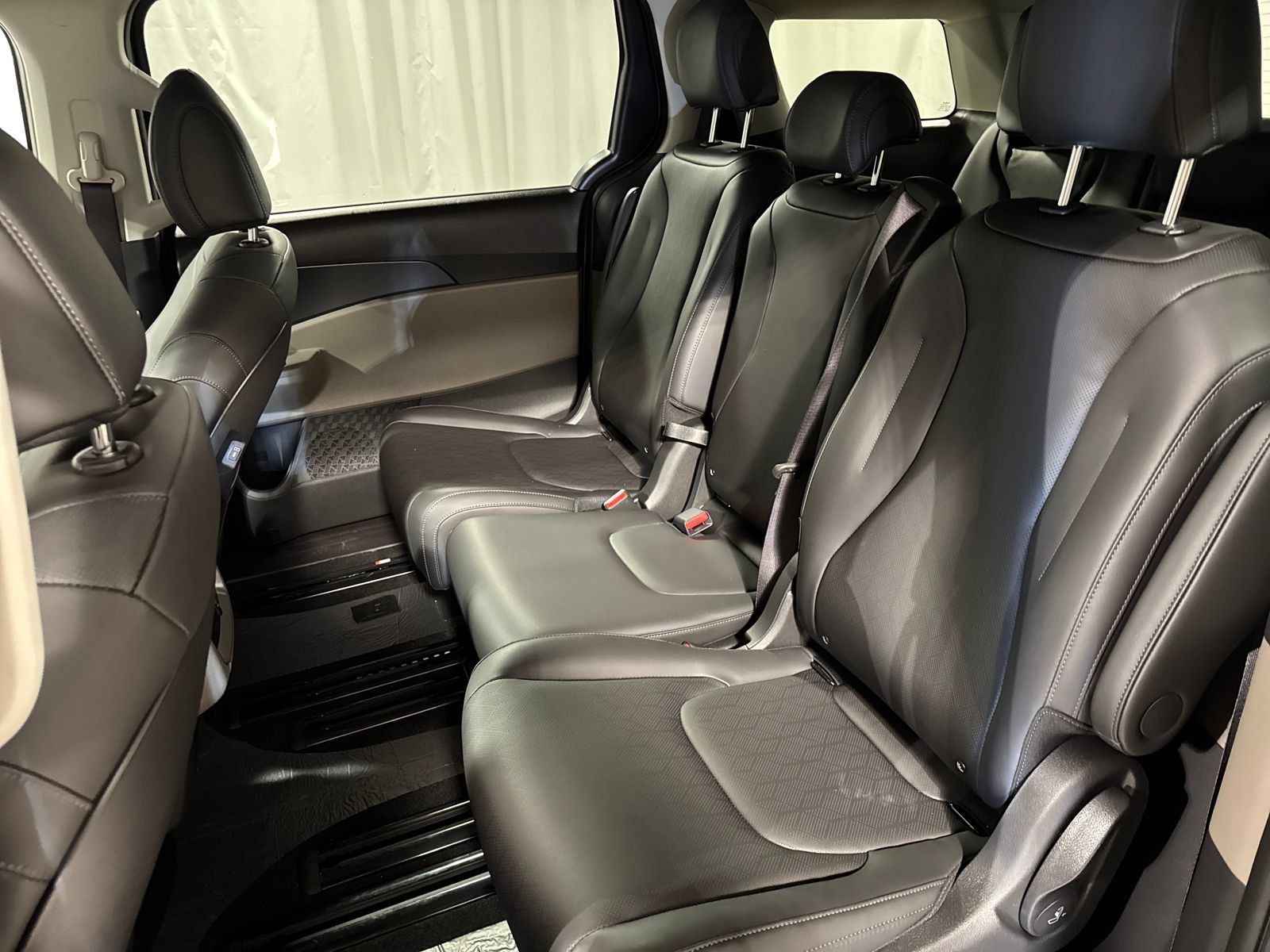 Certified 2026 Kia Carnival FWD image 5