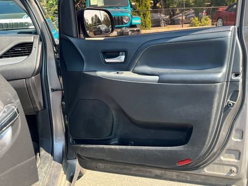 Used 2015 Toyota Sienna SE w/ SE Preferred Package FWD image 23