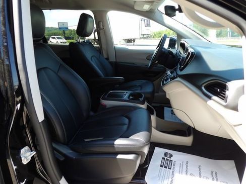 Used 2024 Chrysler Pacifica Touring-L FWD image 14