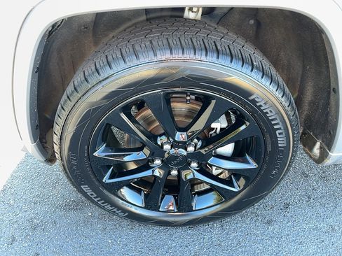 Used 2021 Jeep Grand Cherokee Laredo X image 9