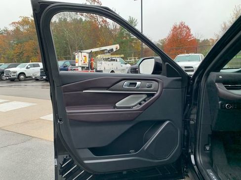 Certified 2025 Ford Explorer Platinum image 30