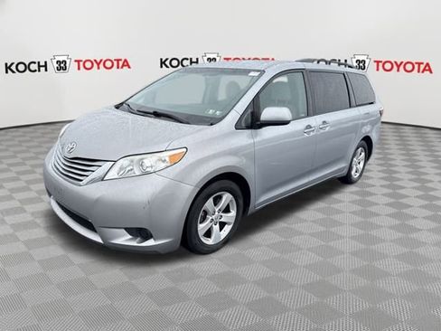 Used 2015 Toyota Sienna LE image 3