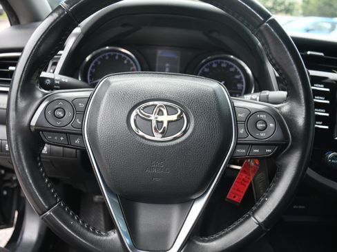 Used 2020 Toyota Camry SE FWD image 12