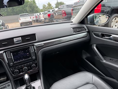 Used 2018 Volkswagen Passat 2.0T SEL Premium FWD image 19