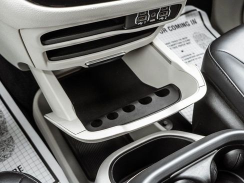 Used 2023 Chrysler Pacifica Touring-L image 22