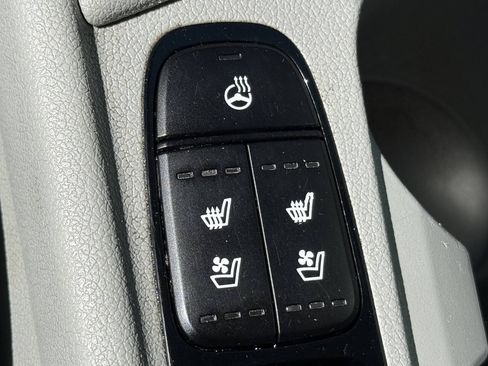 Used 2018 Kia Niro EX Premium FWD image 12